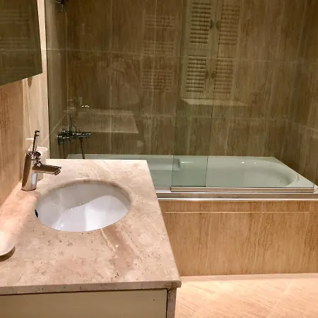 Luxury Penthouse With A Lavish And 2 En-suite Bedrooms Apartment *