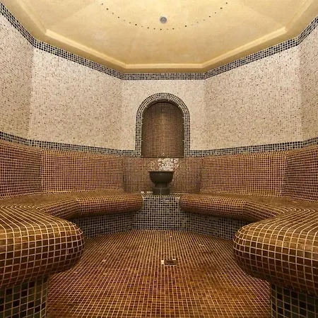 Luxury Penthouse With A Lavish And 2 En-suite Bedrooms *