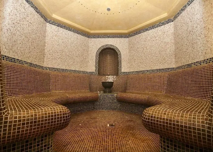 Luxury Penthouse With A Lavish And 2 En-suite Bedrooms *