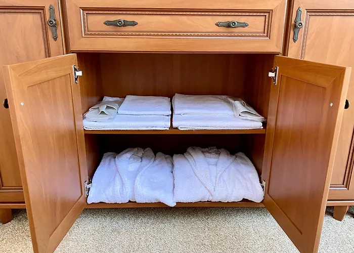 Luxury Penthouse With A Lavish And 2 En-suite Bedrooms *