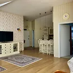 Апартаменти Luxury Penthouse With A Lavish And 2 En-suite Bedrooms