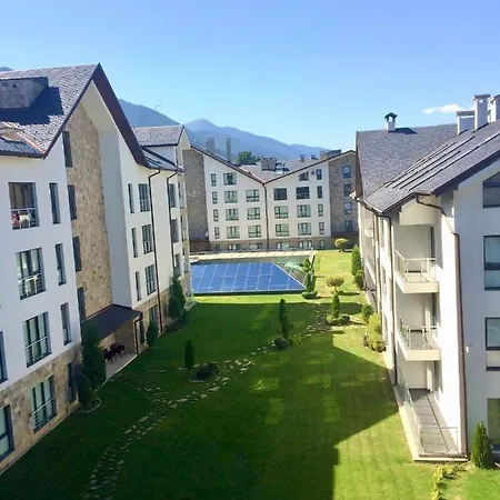 Luxury Penthouse With A Lavish And 2 En-suite Bedrooms *