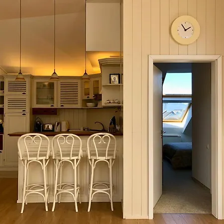 Luxury Penthouse With A Lavish And 2 En-suite Bedrooms *