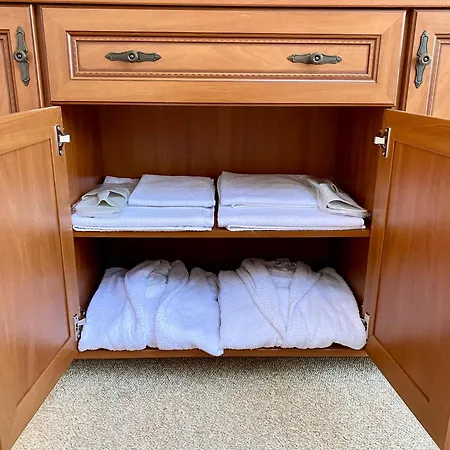 Luxury Penthouse With A Lavish And 2 En-suite Bedrooms *