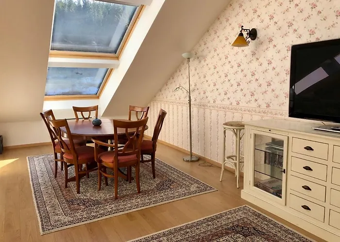 Luxury Penthouse With A Lavish And 2 En-suite Bedrooms *