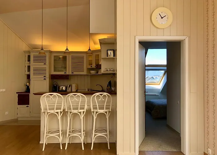 Luxury Penthouse With A Lavish And 2 En-suite Bedrooms *