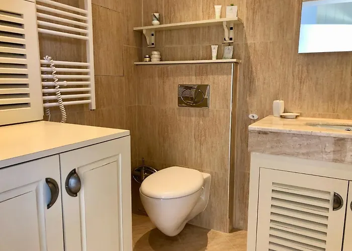 Luxury Penthouse With A Lavish And 2 En-suite Bedrooms *